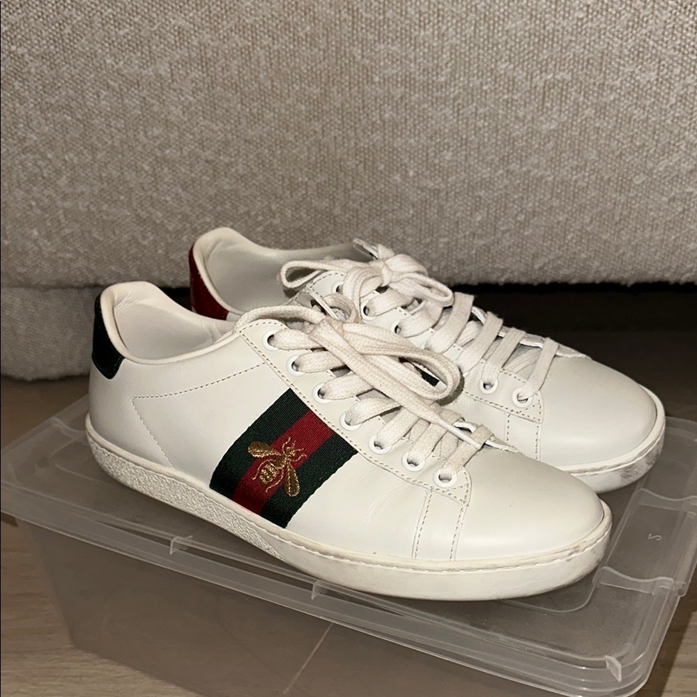 Gucci white women’s Ace sneakers with a bee